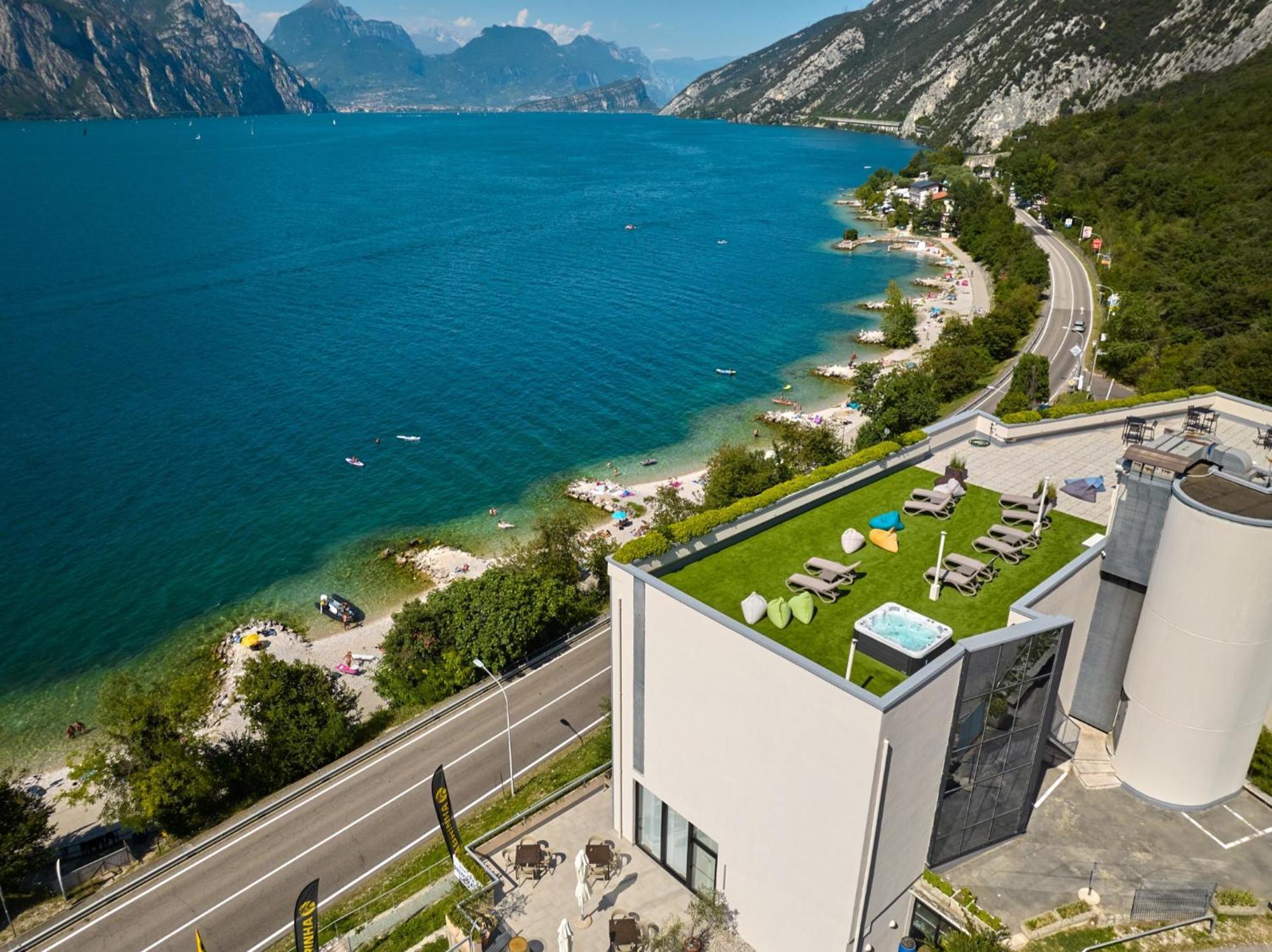 Wind Hotel Мальчезіне Екстер'єр фото